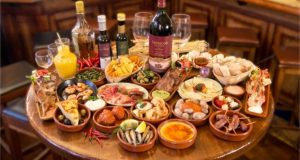 What is the difference between tapas and pinchos (pintxos)?
