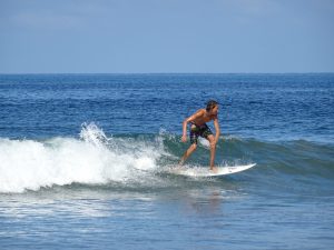 Lezioni di spagnolo e di surf a Tamarindo, in Costa Rica