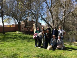 Salamanca students hike enjoying the spring sun